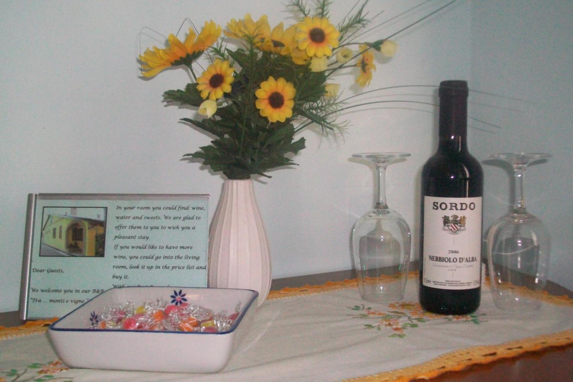 Tra... Monti E Vigne Bed & Breakfast La Morra Luaran gambar
